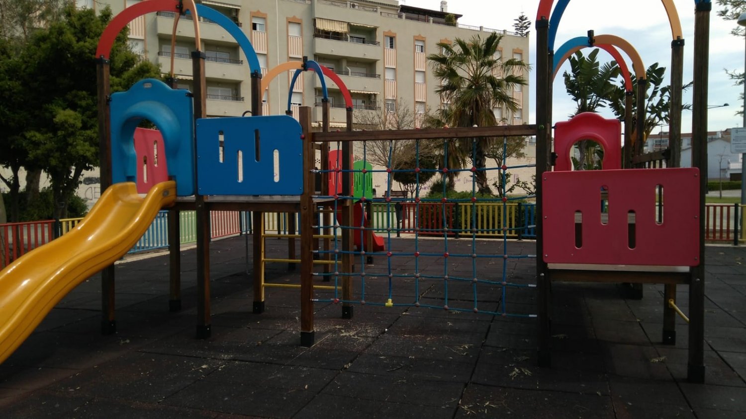 Vélez-Málaga comienza a ejecutar el plan de revisión y reparación de los parques infantiles