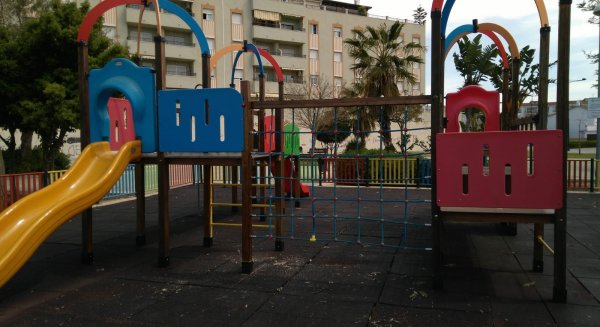 Vélez-Málaga comienza a ejecutar el plan de revisión y reparación de los parques infantiles