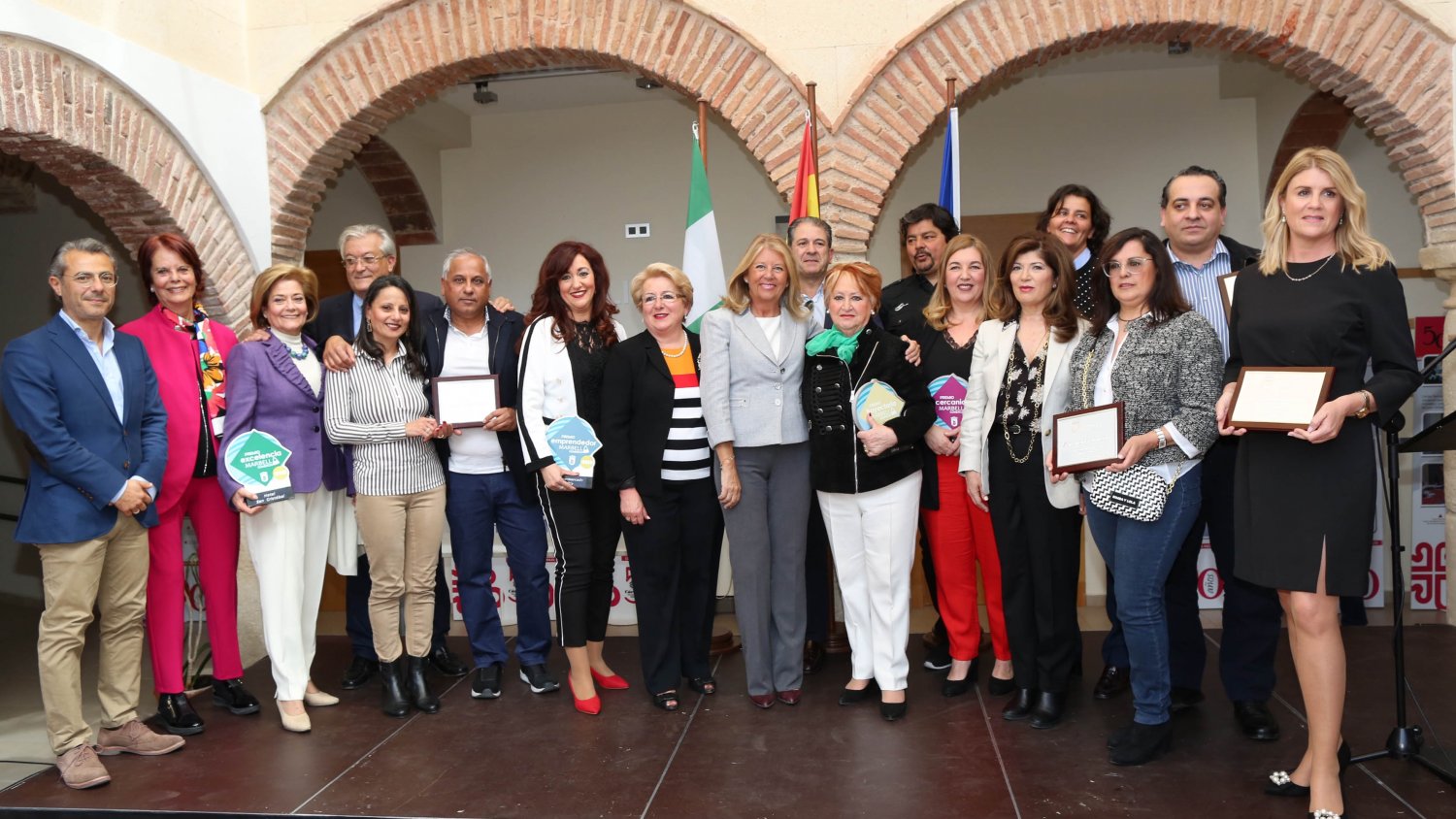 El Ayuntamiento reconoce la trayectoria y la contribución a la ciudad de los negocios del Distrito Oeste