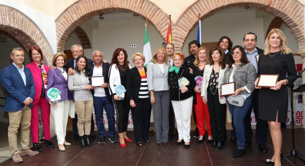 El Ayuntamiento reconoce la trayectoria y la contribución a la ciudad de los negocios del Distrito Oeste
