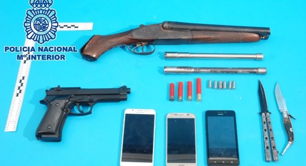 La Policia Nacional detiene a la madre de un joven y a su padrastro por apuntarle con una escopeta