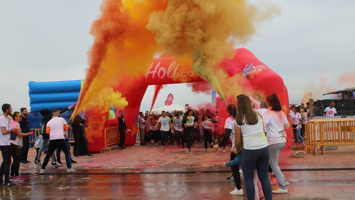 El festival 'Holi Colours' reunió a más de 3.000 personas en Alhaurín el Grande