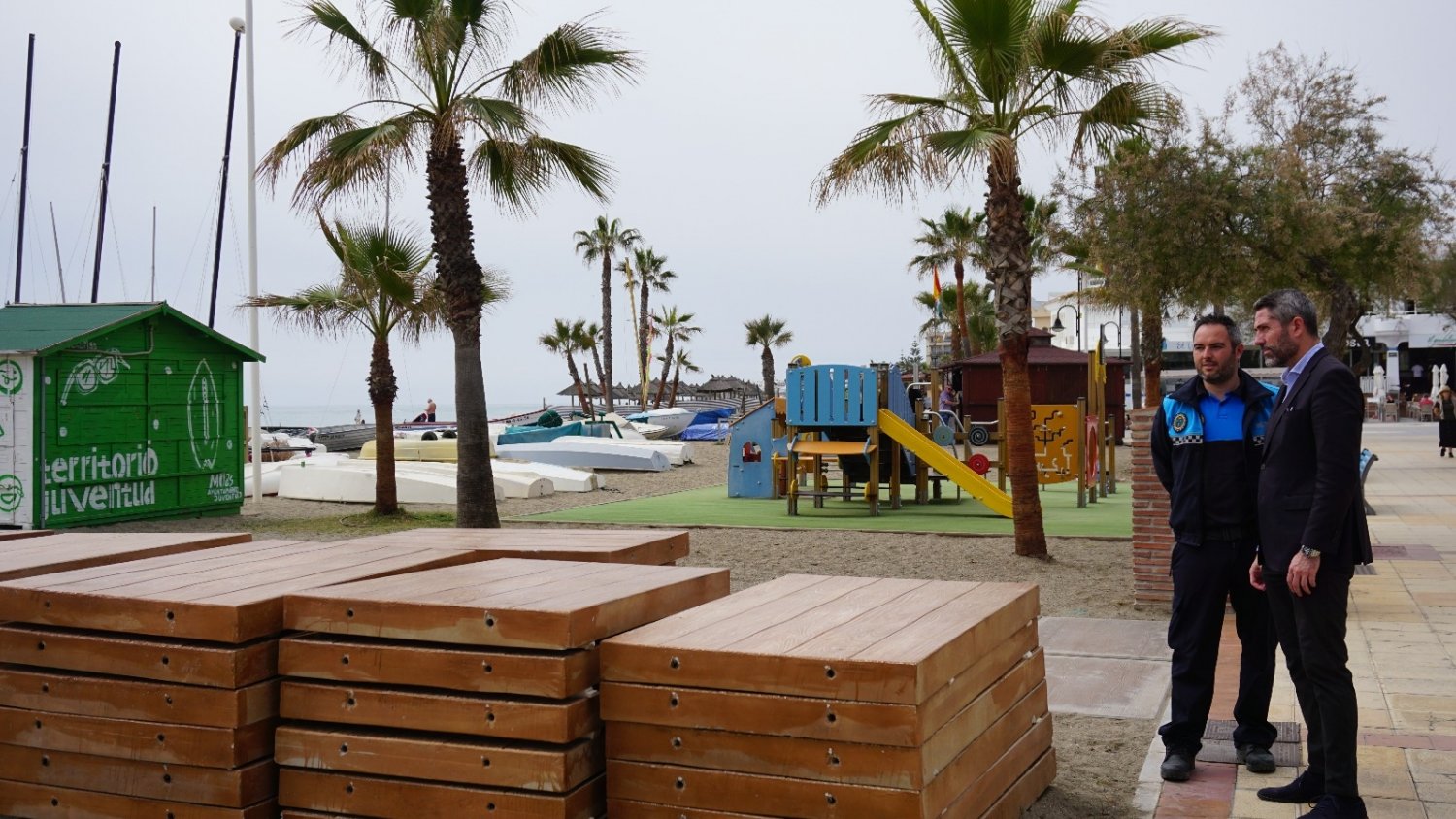 Mijas invierte 100.000 euros en nuevo material para la puesta a punto de sus playas de cara a la temporada alta