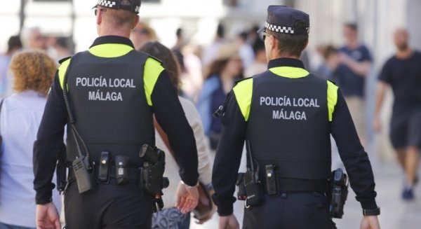 La Policia Local denuncia a tres jóvenes por dañar paneles del Festival de Málaga
