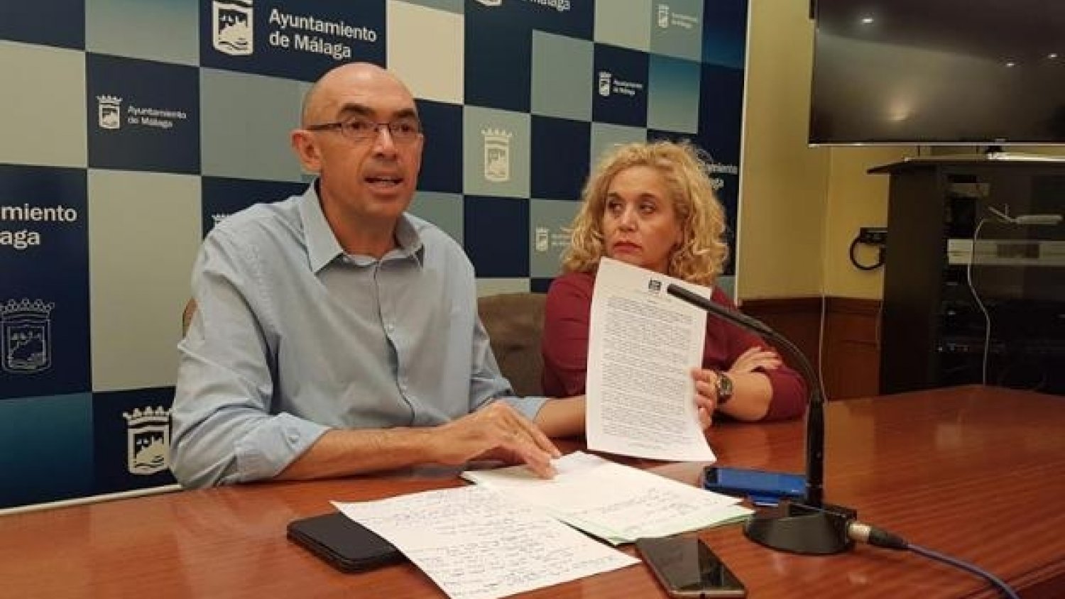 IU-MpG reclama medidas para acabar con el turismo de bajo coste