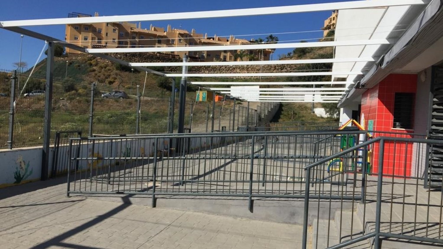 El Ayuntamiento instala 662 metros cuadrados de toldos en las zonas de recreo de los centros escolares del municipio
