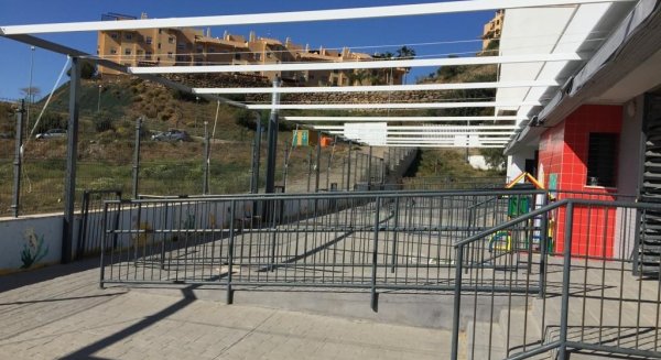 El Ayuntamiento instala 662 metros cuadrados de toldos en las zonas de recreo de los centros escolares del municipio