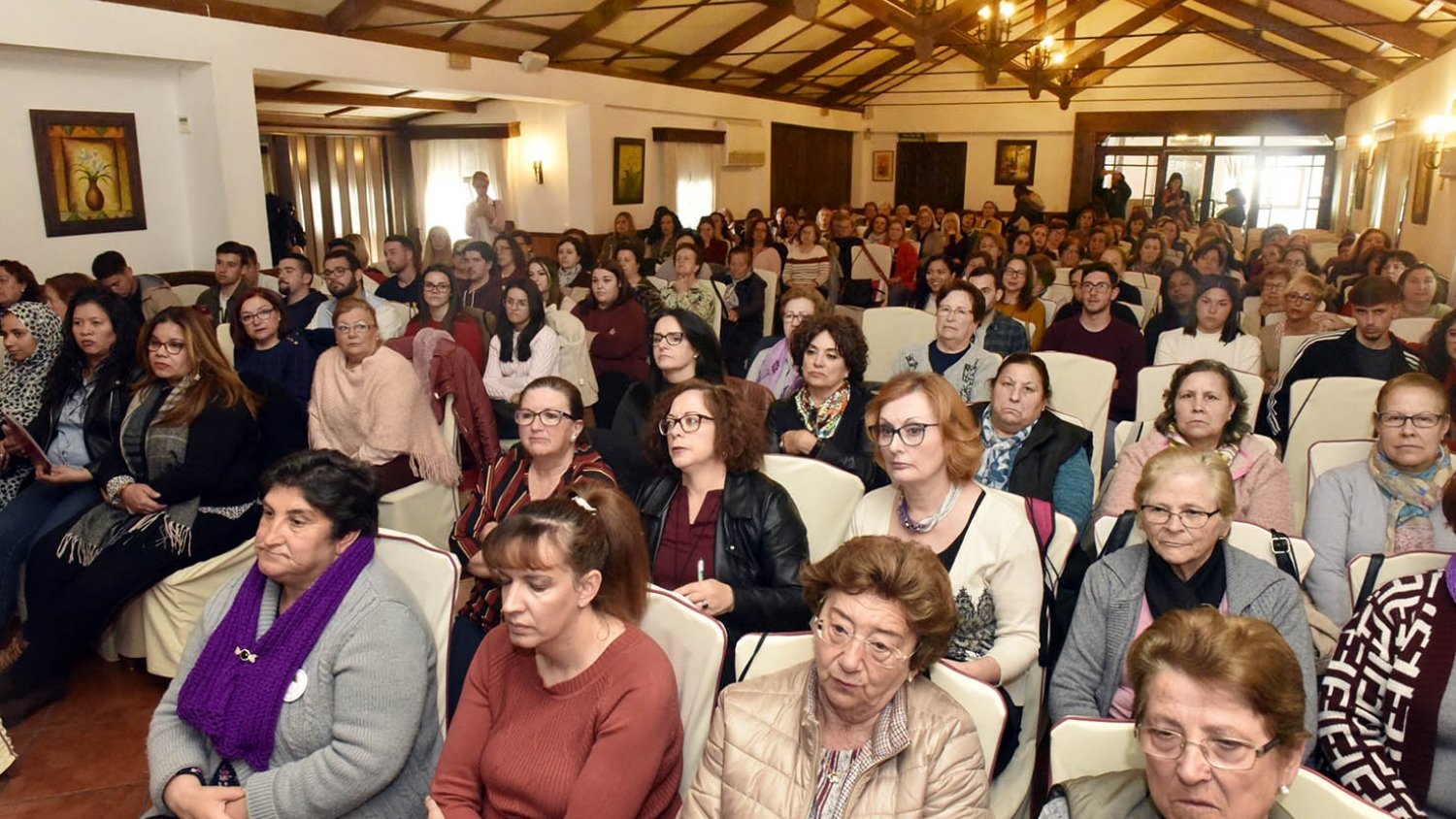 Más de 200 mujeres abordan una jornada sobre emprendimiento laboral femenino