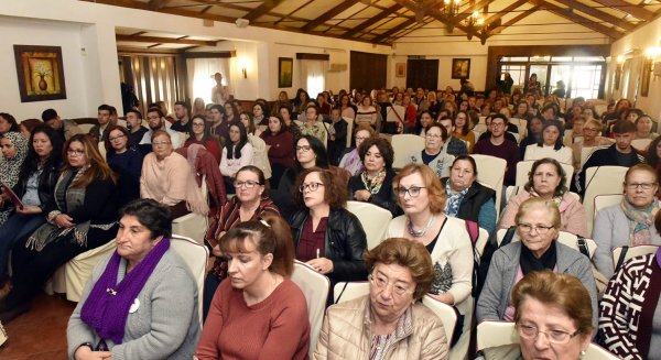 Más de 200 mujeres abordan una jornada sobre emprendimiento laboral femenino