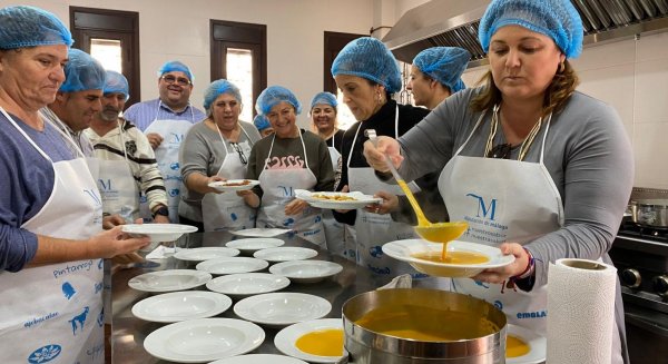 Veinticinco vecinos de Benaladid aprenden sobre gastronomía social y saludable