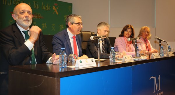 Salado resalta el papel de la Guardia Civil para abordar el problema de la inmigración en el Estrecho