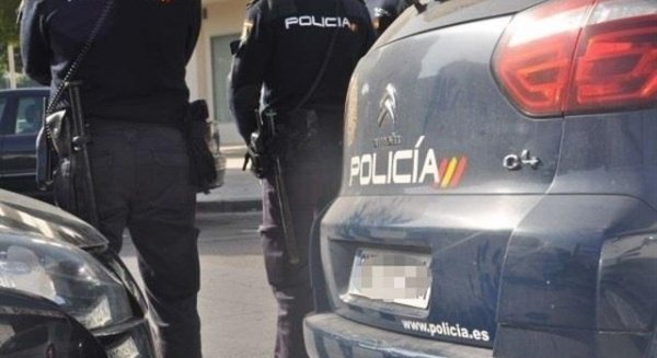 La Policía Nacional detiene a dos hombres por el asalto a un joven con el procedimiento del 'mataleón'