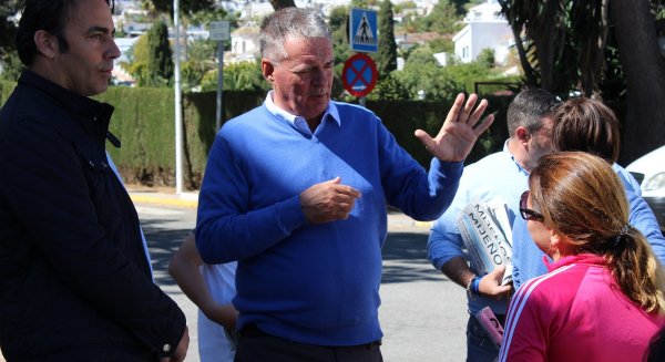 Ángel Nozal se compromete con los vecinos de Cerros del Águila a mejorar la situación de sus espacios públicos