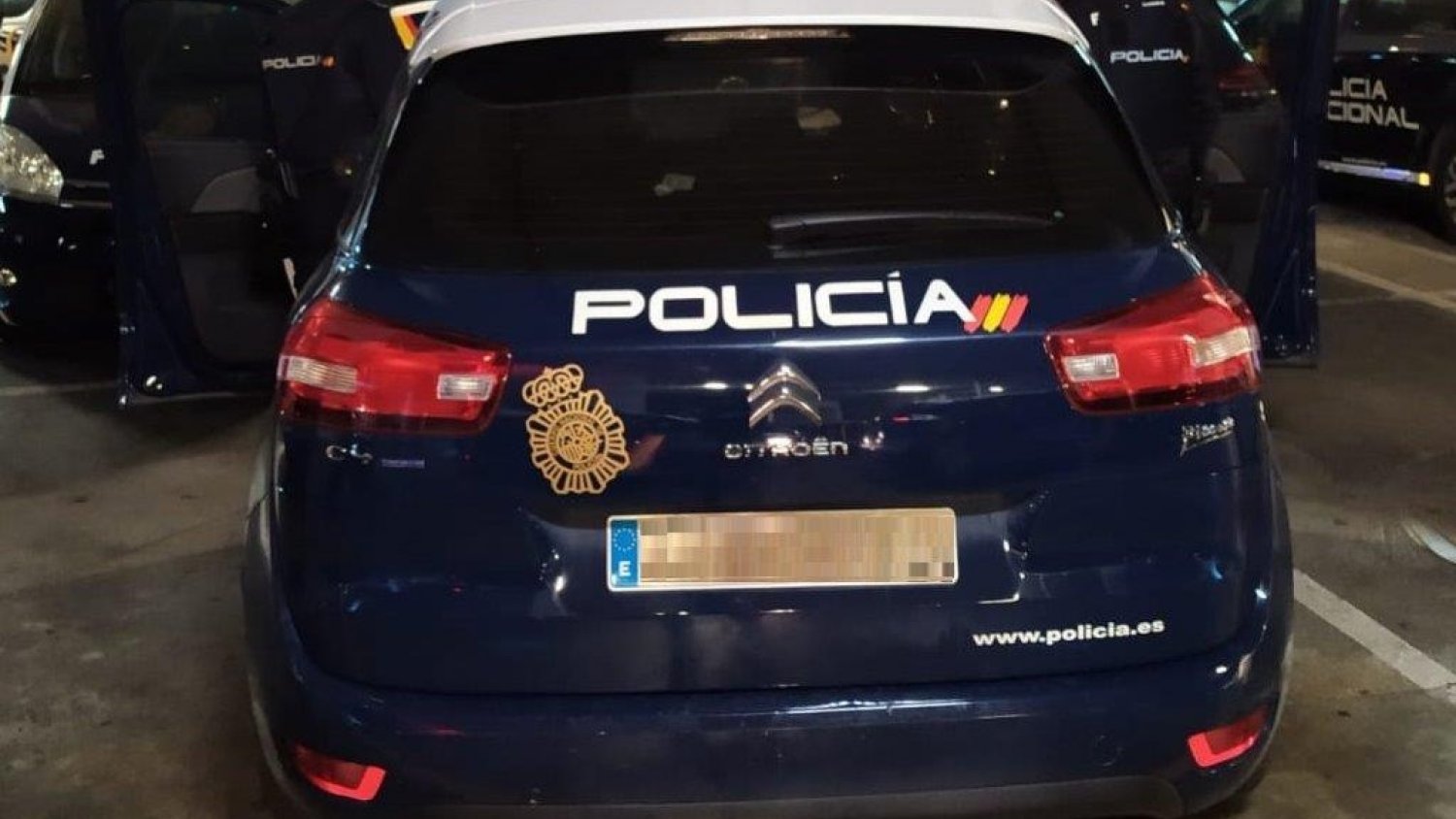 La Policia Nacional evita que un ciudadano se suicide desde una novena planta