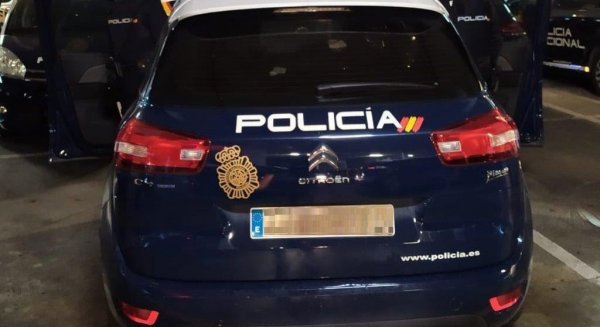 La Policia Nacional evita que un ciudadano se suicide desde una novena planta