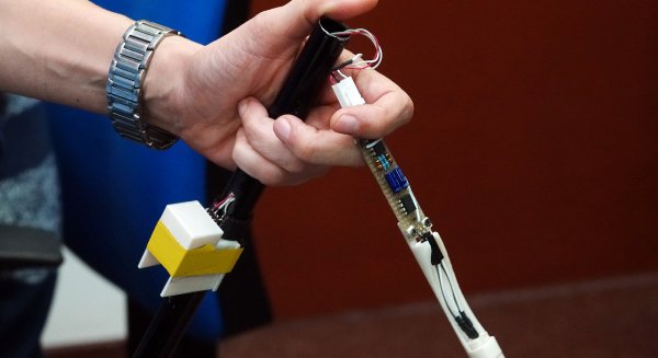 Un bastón mecanizado mide el proceso de rehabilitación de un paciente sin que lo note