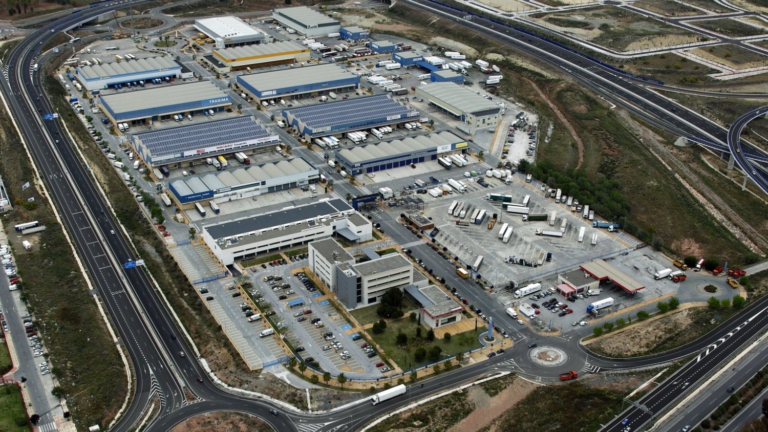 La Junta aprueba instalar electrolineras, nuevo alumbrado y placas fotovoltáicas en el área logística de Málaga