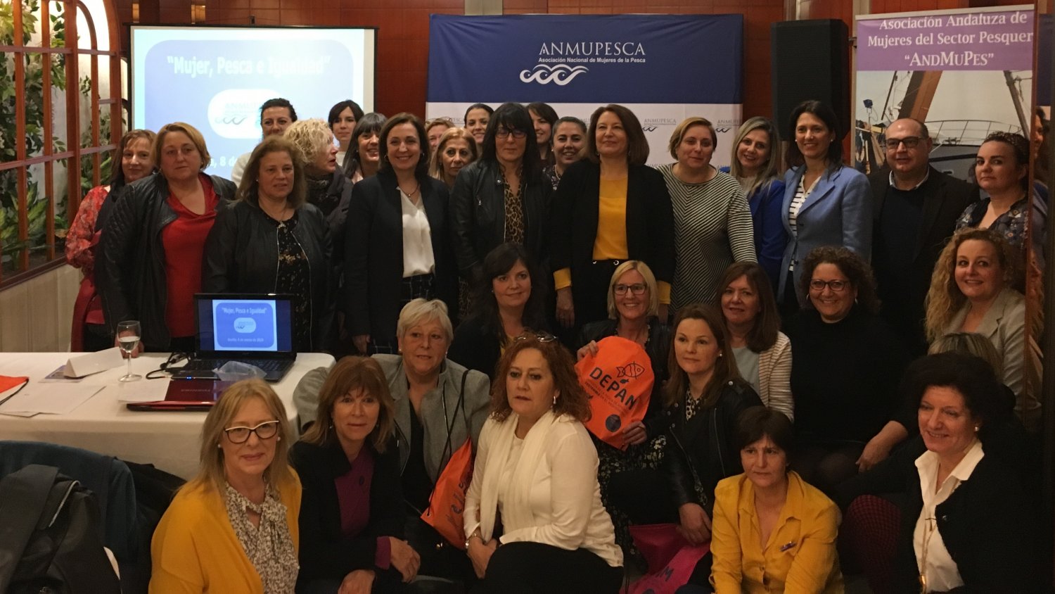 Carmen Crespo resalta la importancia de hacer visibles  a las mujeres que trabajan en el sector pesquero