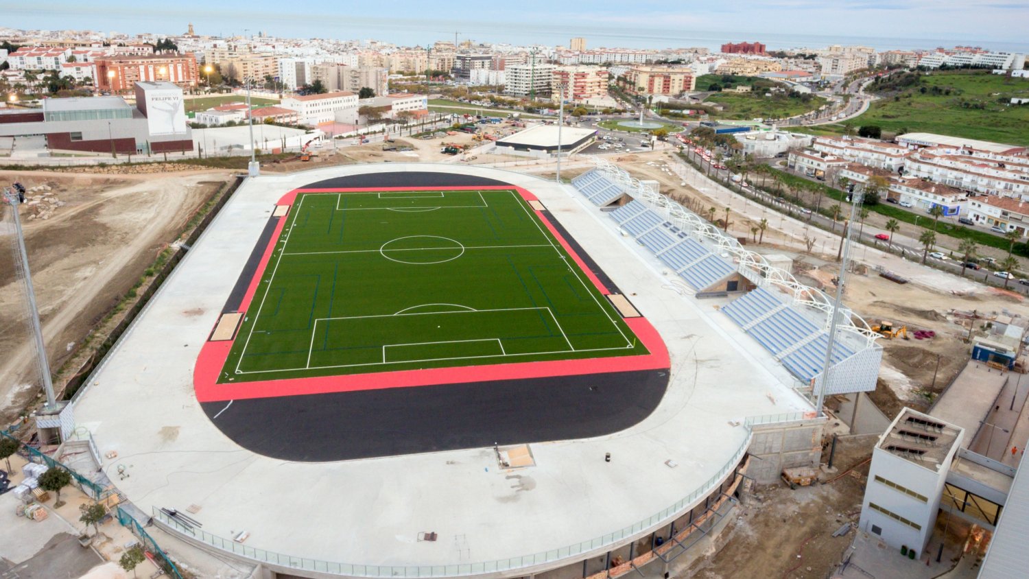 Estepona licita la dotación de material y equipamiento para el Estadio de Atletismo