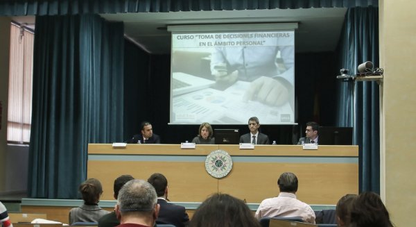 Unicaja ofrece claves para la toma de decisiones financieras a los alumnos de la UNED y de la UMA