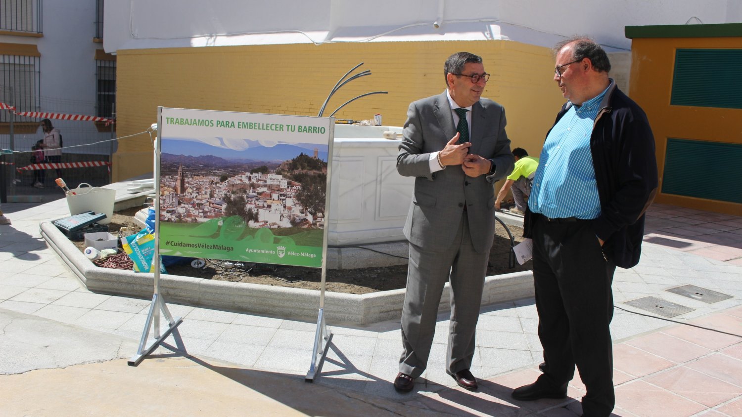 Moreno Ferrer visita las obras de la plaza veleña dedicada a 'Las Angustias Coronada'