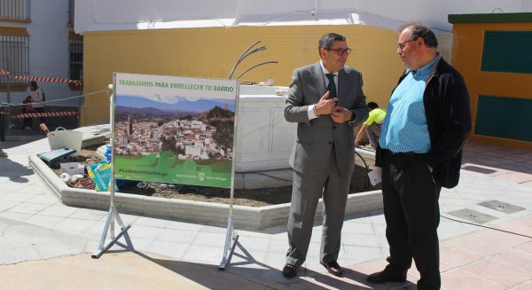 Moreno Ferrer visita las obras de la plaza veleña dedicada a 'Las Angustias Coronada'