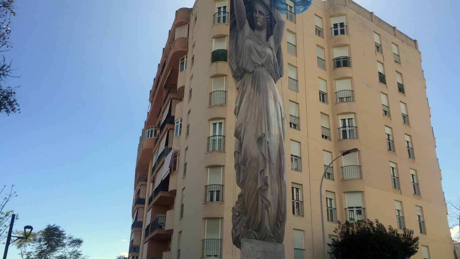 Estepona homenajea a la mujer en la nueva obra que se suma a la Ruta de Murales Artísticos