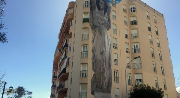Estepona homenajea a la mujer en la nueva obra que se suma a la Ruta de Murales Artísticos