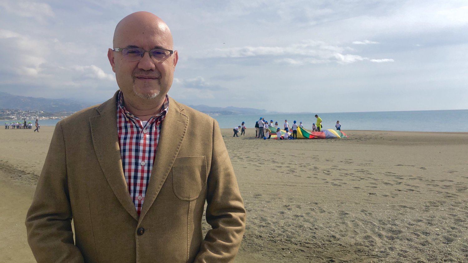 Torre del Mar celebra unas nuevas Jornadas Medioambientales con escolares en su litoral