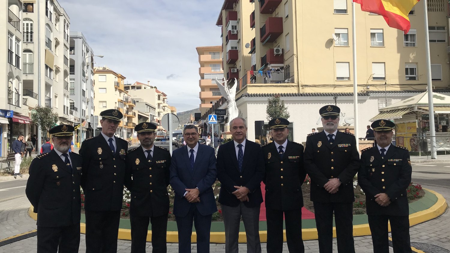 Vélez-Málaga luce desde hoy una glorieta en homenaje a la Policía Nacional