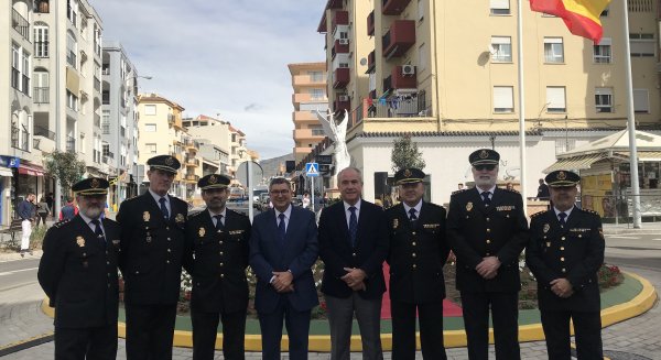 Vélez-Málaga luce desde hoy una glorieta en homenaje a la Policía Nacional