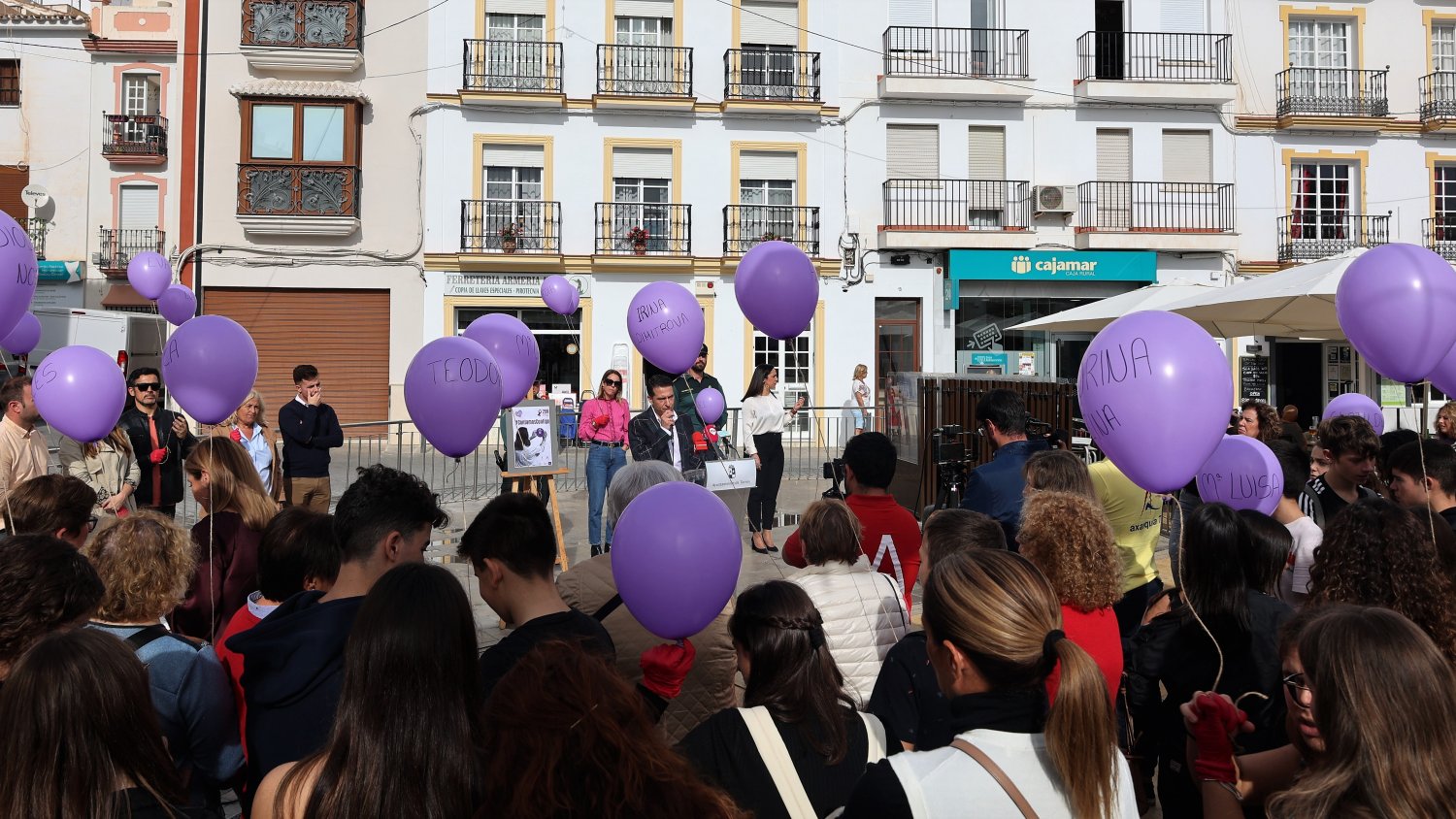 Torrox homenajea a las 38 víctimas de violencia de género con globos violeta