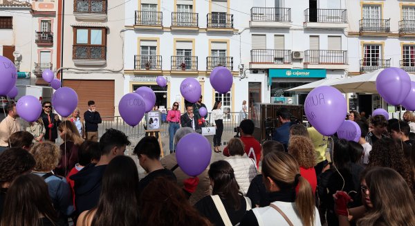 Torrox homenajea a las 38 víctimas de violencia de género con globos violeta
