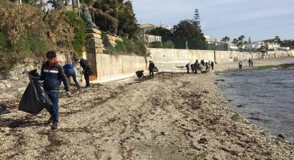 Voluntarios de la UMA y ecologistas limpian las playas de Mijas