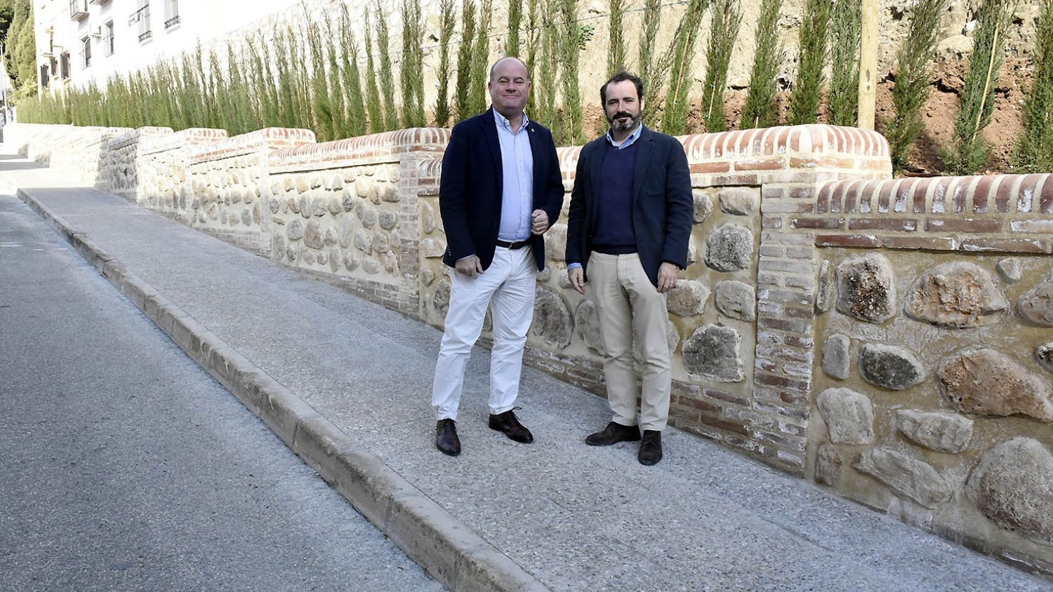 Concluye la construcción de un muro artístico de contención en el camino de los Molinos de Antequera