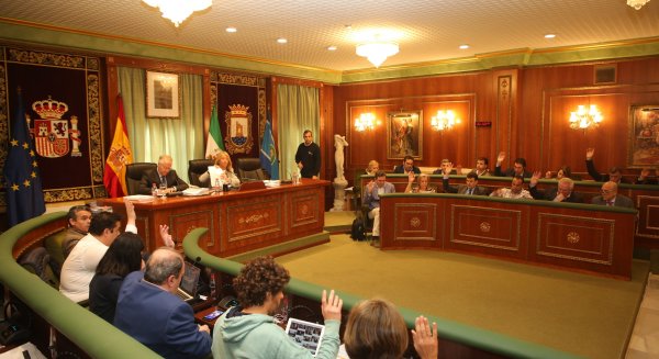 El Pleno aprueba la incorporación al patrimonio municipal de las fincas de La Caridad y Siete Corchones
