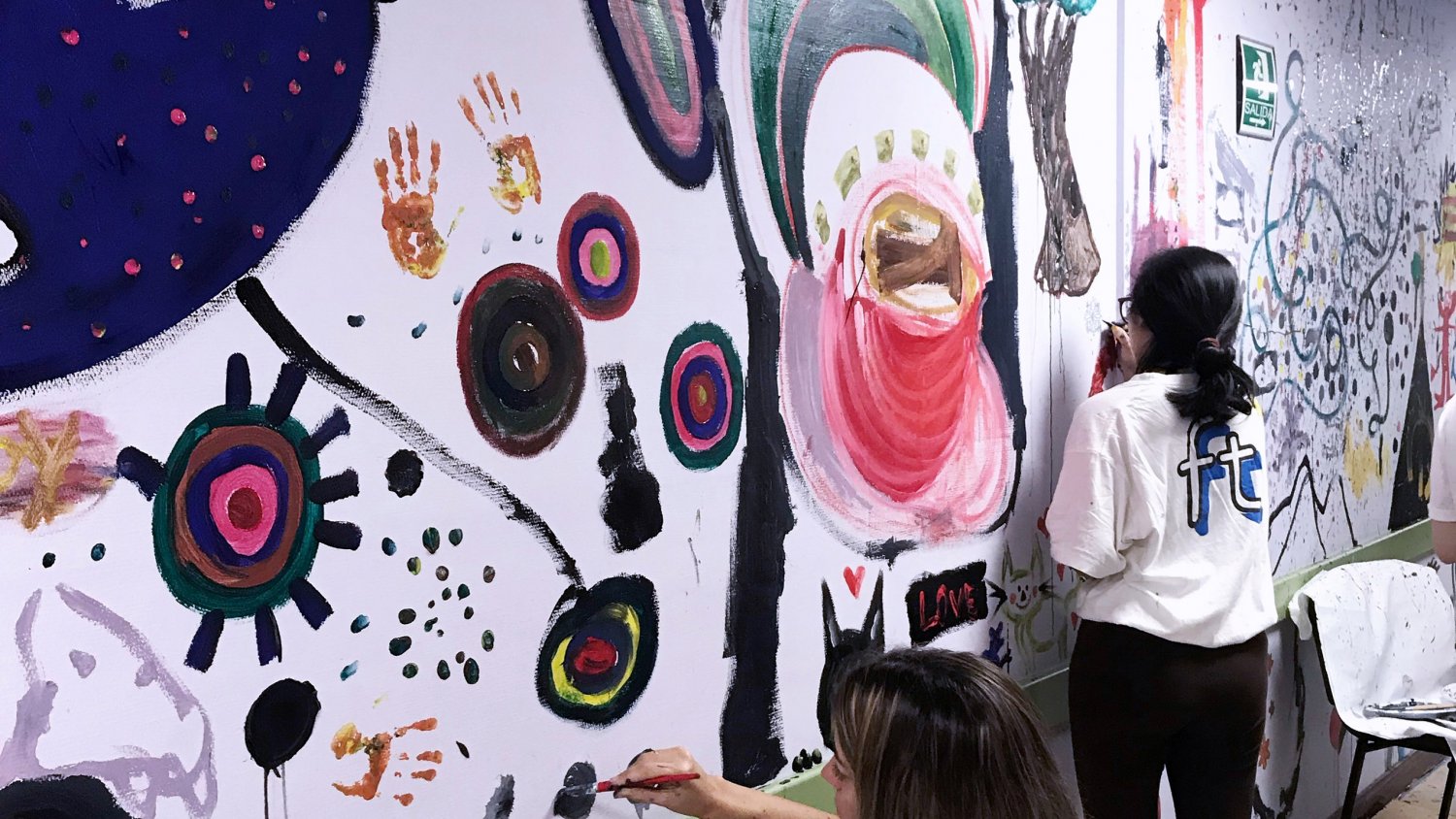 Usuarios de Salud Mental del Materno y estudiantes de Bellas Artes transforman con dibujos la unidad