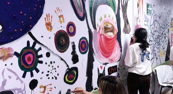 Usuarios de Salud Mental del Materno y estudiantes de Bellas Artes transforman con dibujos la unidad