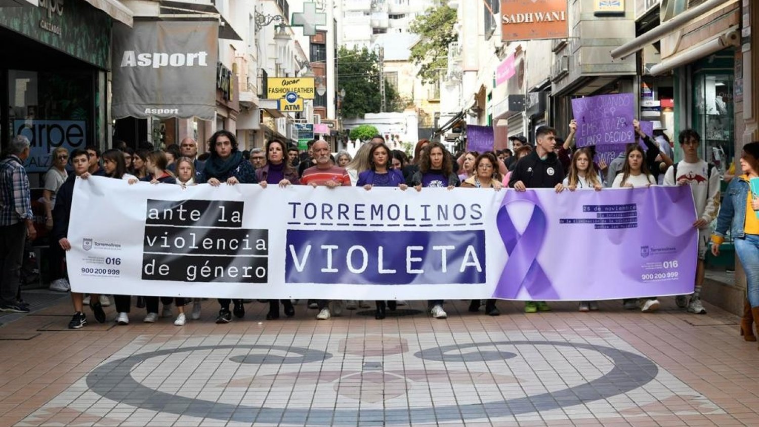 Torremolinos reivindica la eliminación de la violencia machista con una marcha silenciosa con estudiantes