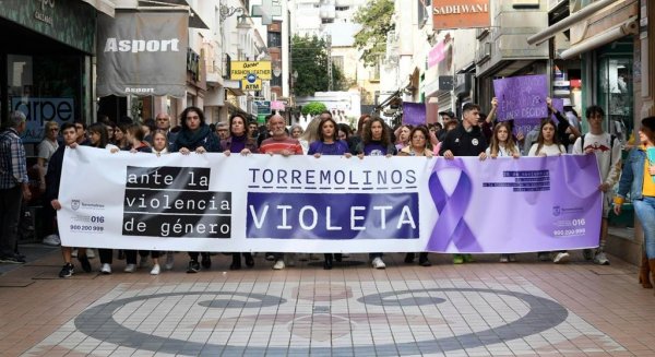 Torremolinos reivindica la eliminación de la violencia machista con una marcha silenciosa con estudiantes