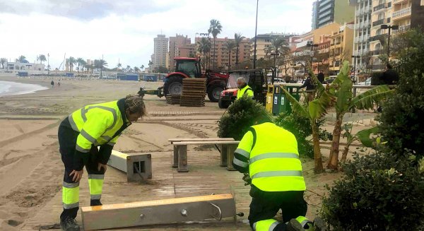 Fuengirola renueva los accesos y equipamientos de las playas para poner a punto el litoral