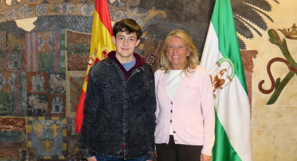 La alcaldesa de Marbella  felicita a José Ángel Gálvez tras su clasificación en la Olimpiada Matemática