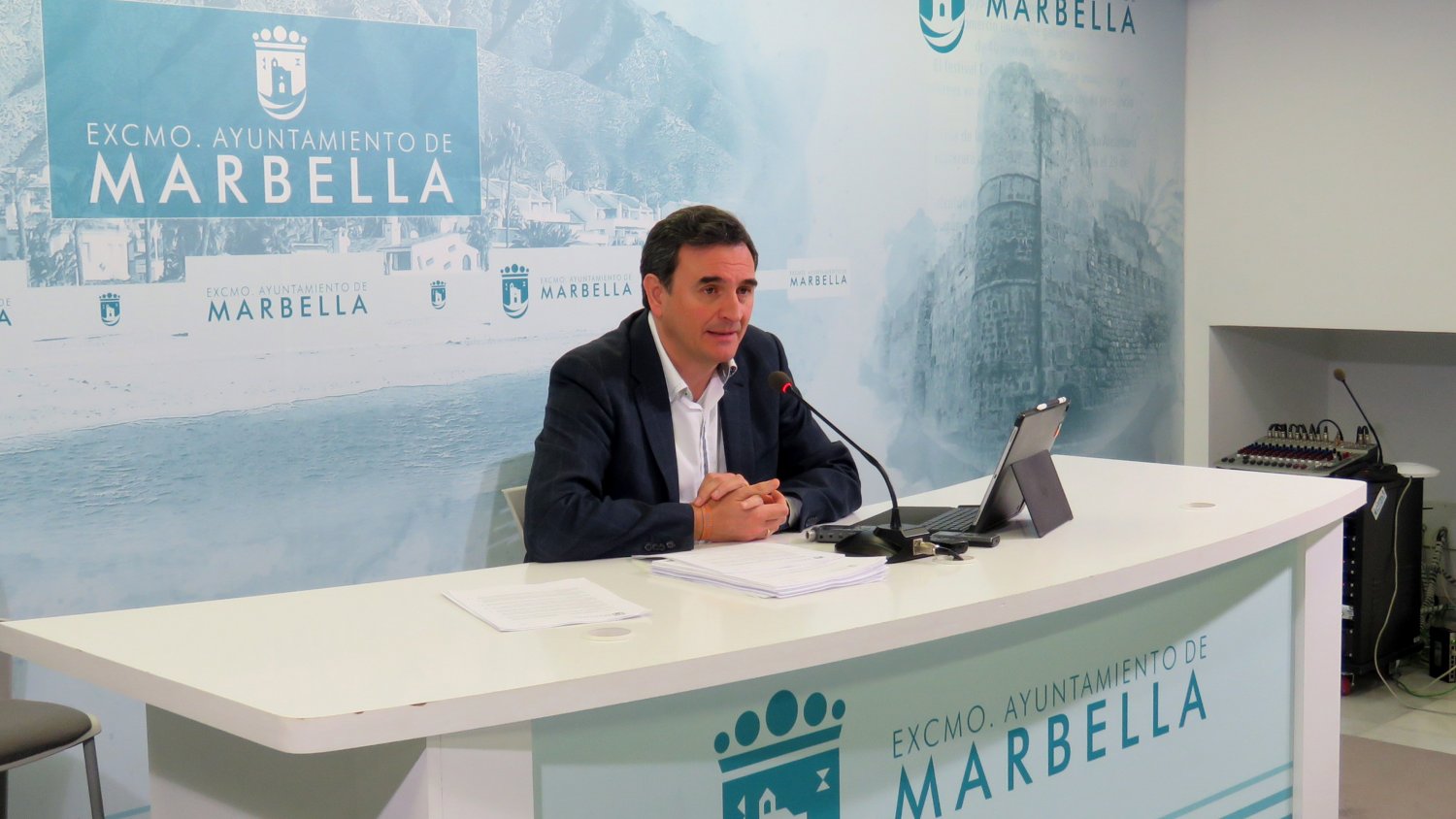 La Junta de Gobierno Local da luz verde a la uniformidad en el sector del taxi de Marbella