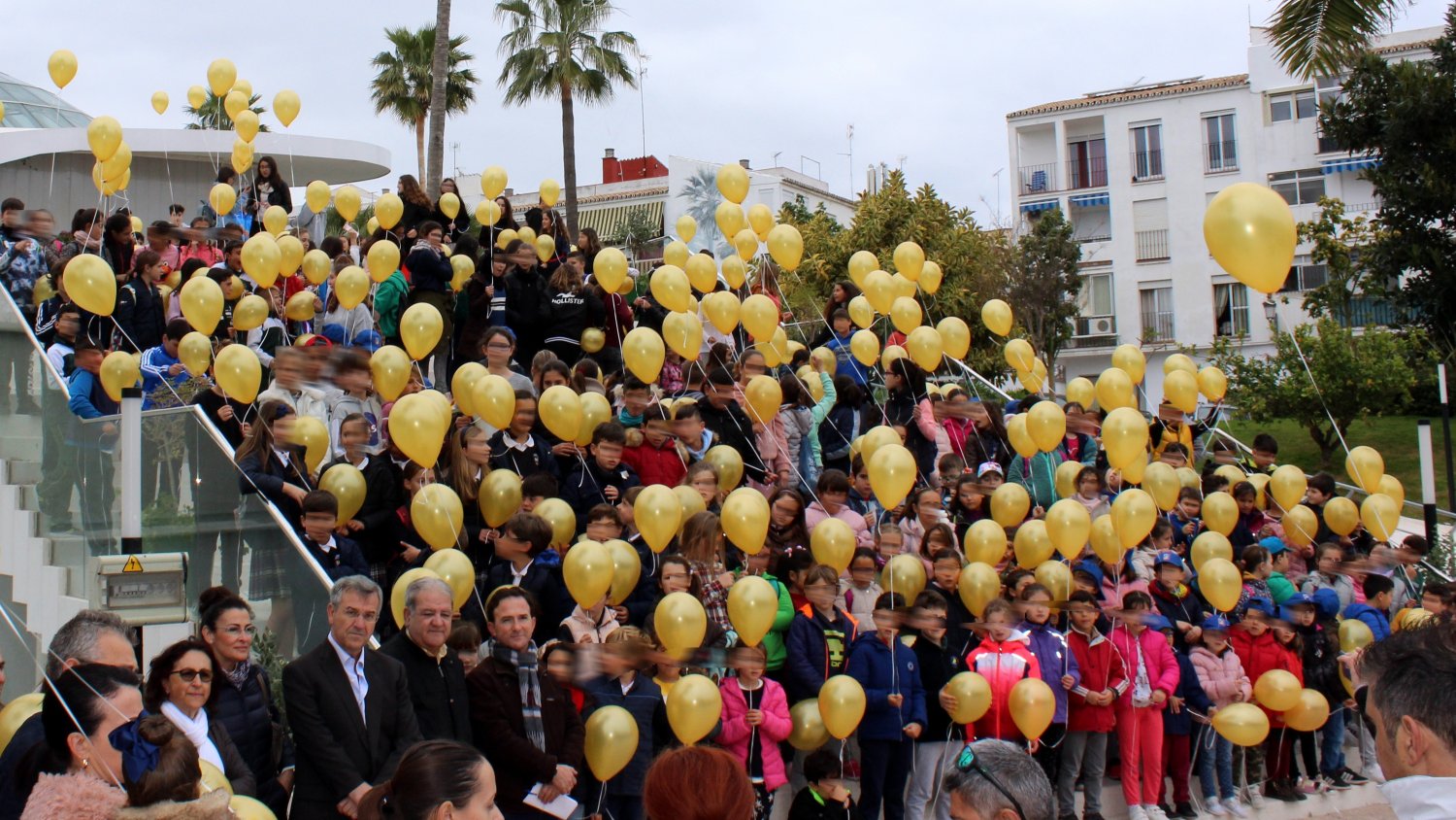 Estepona y AVOI conmemoran el Día Mundial del Cáncer Infantil