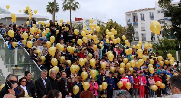 Estepona y AVOI conmemoran el Día Mundial del Cáncer Infantil