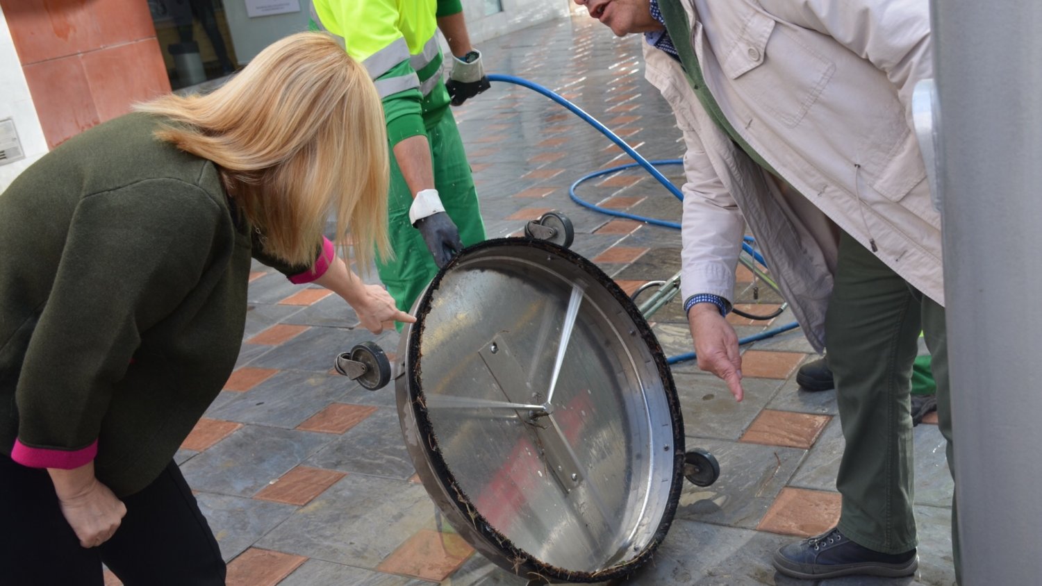 Fuengirola incorporará más furgones hidrobaldeadores para eliminar manchas de las aceras