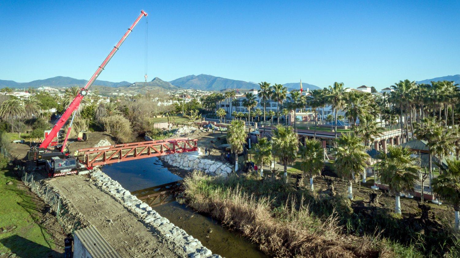Estepona instala un puente sobre el arroyo Taraje para crear un nuevo tramo de corredor litoral