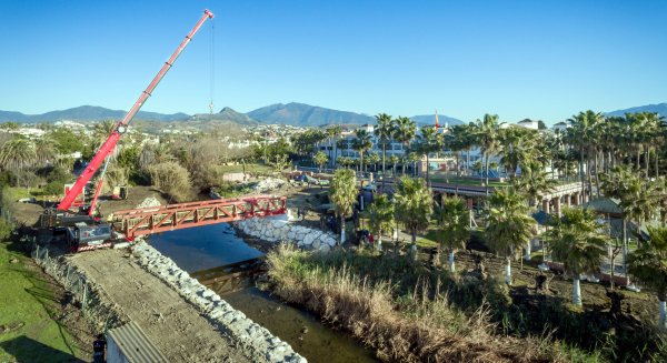 Estepona instala un puente sobre el arroyo Taraje para crear un nuevo tramo de corredor litoral