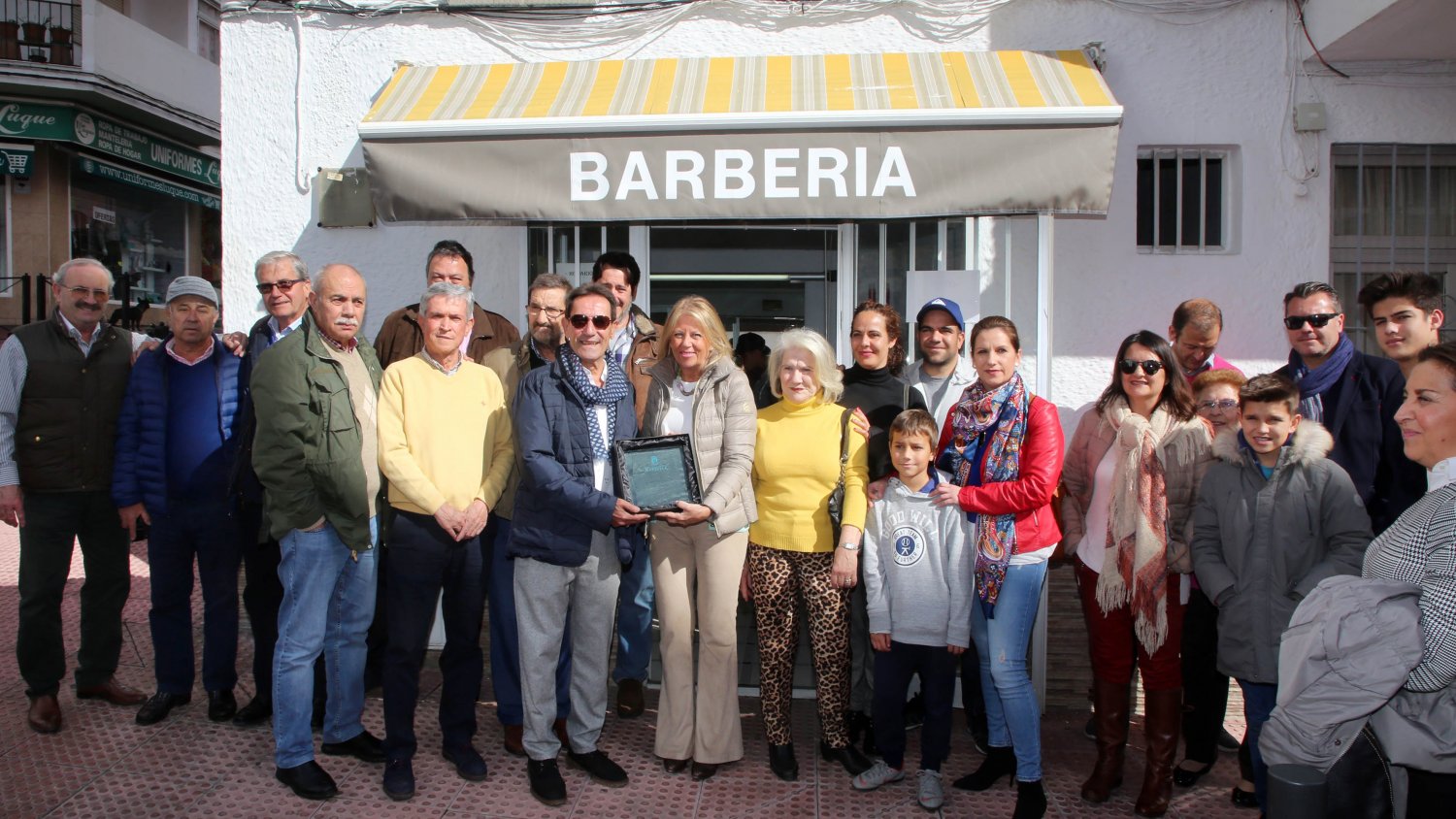 El Ayuntamiento de Marbella rinde homenaje al peluquero Félix Guirado