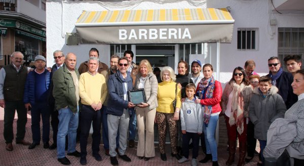 El Ayuntamiento de Marbella rinde homenaje al peluquero Félix Guirado